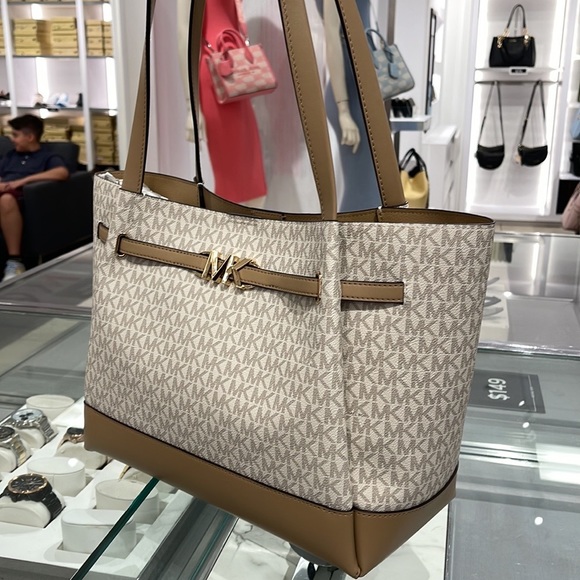 MICHAEL KORS
Reed Large Logo Shoulder Tote Bag
Camel Combo
35S3G6RT3B
NWT - Picture 10 of 16